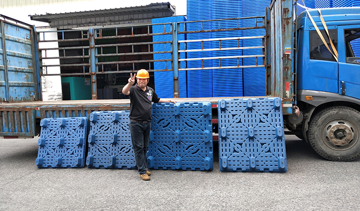 這里有一款熱冒煙的，九腳吹塑托盤特點介紹